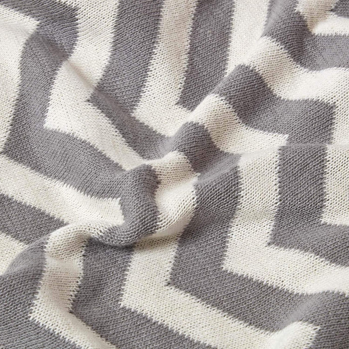 Homescapes gestrickte Tagesdecke mit Zick-Zack-Muster, weiche Wohndecke in Grau und Naturweiss, 100%