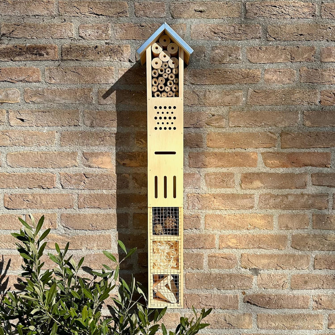 GARTENETAGE Freistehendes Insektenhotel aus Holz mit Erdspiess – Ideal für Wildbienen, Schmetterling