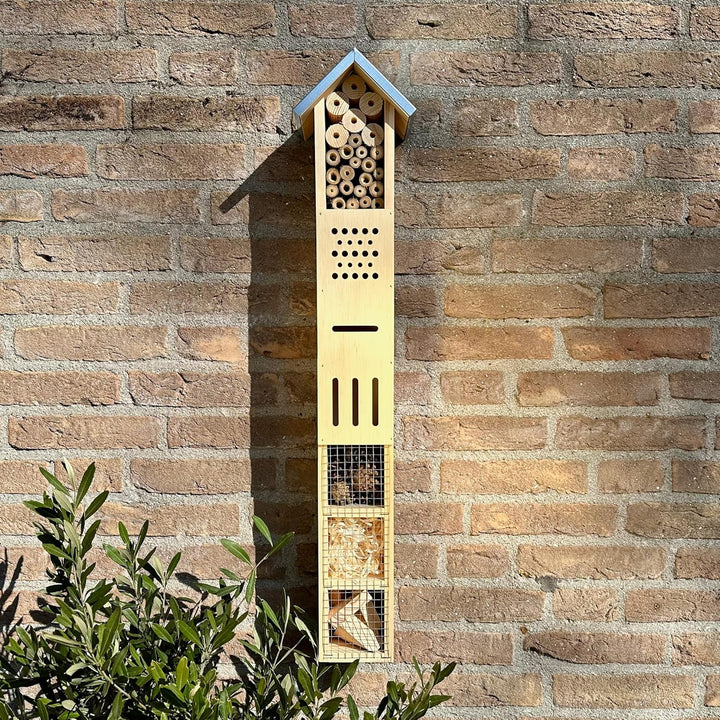 GARTENETAGE Freistehendes Insektenhotel aus Holz mit Erdspiess – Ideal für Wildbienen, Schmetterling