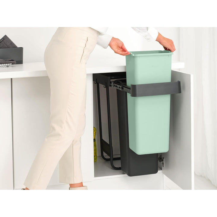 Brabantia Sort & Go Ausziehmülleimer | 2 x 30 l Einbaumülleimer für die Unterschranktür | Integriert
