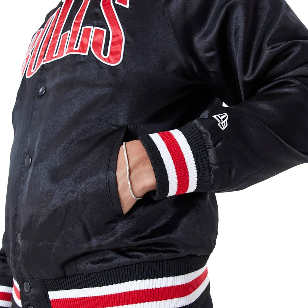 New Era NBA Applique Satin Chicago Bulls Jacke Bomberjacke schwarz, M