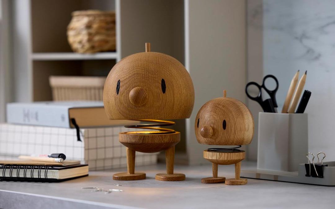 Hoptimist - Skandinavisches Design - Medium Bumble aus Holz - Höhe 10,5 cm, Durchm. 7,5 cm - Oak M O