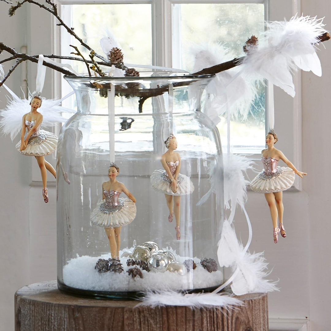 Loberon® Figur 4er Set Tadley, Christbaumschmuck, Polyresin, H/B/T ca. 13.5/6 / 6 cm, weiss/rosa, we