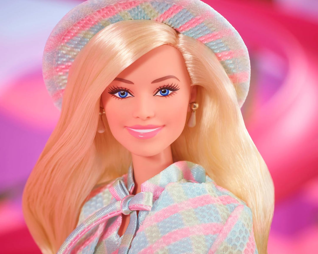 Barbie The Movie - Puppe Filme Fans, Margot Robbie, Sammelpuppe mit blau-kariertem Outfit, passendem