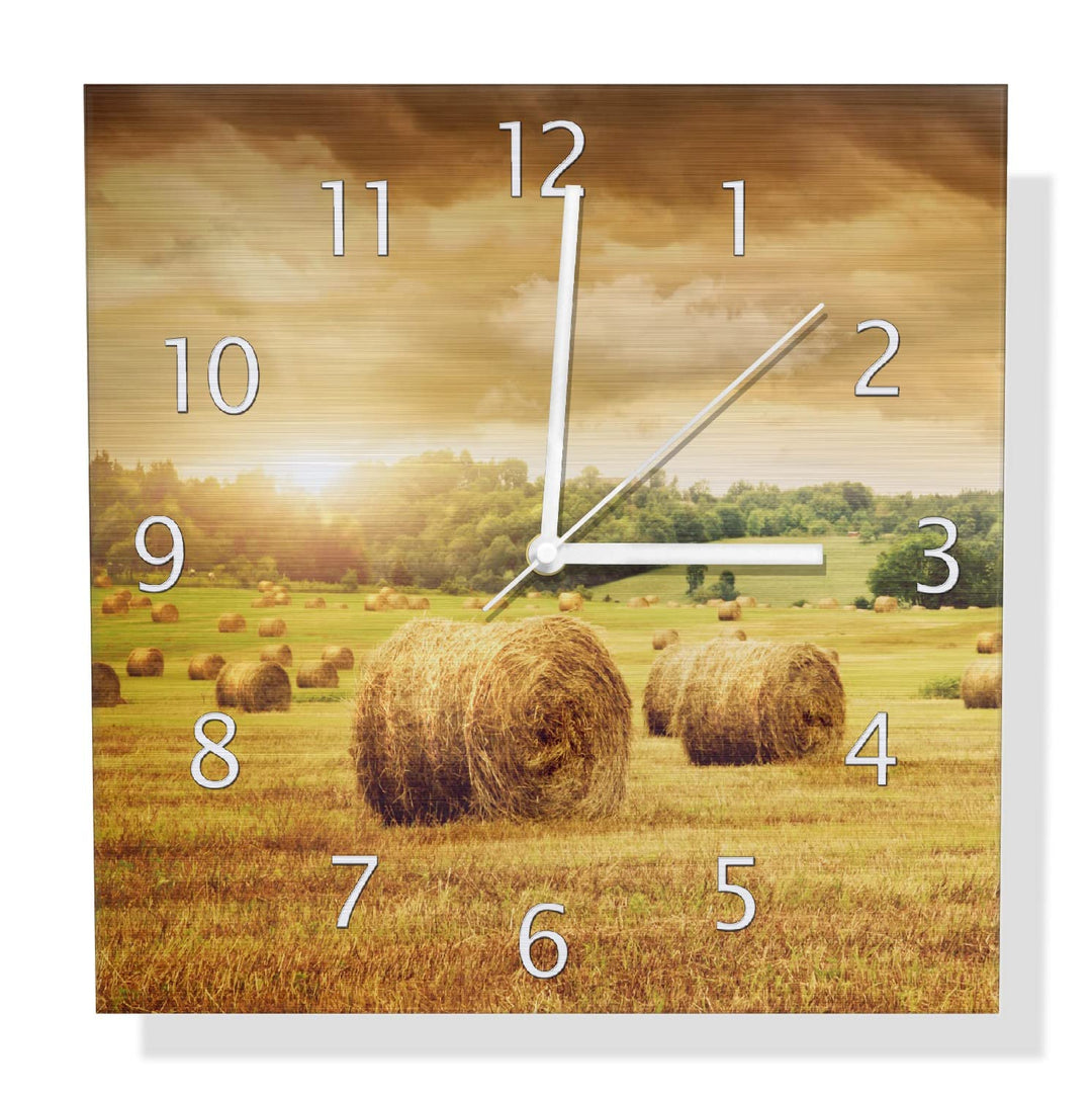 Wallario Design Wanduhr Strohballen auf dem Feld bei Sonnenuntergang aus Aluverbund, Alu-Uhr Grösse