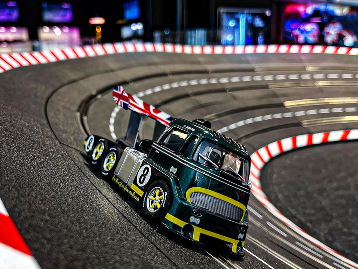 Carrera Digital 132 I Racetruck Cabover British Racing Green, No.8 I Mächtiges Rennerlebnis mit brit