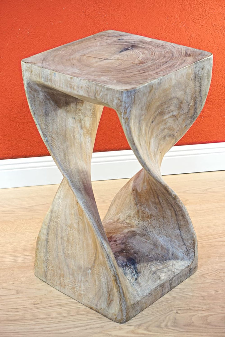Kinaree Suar Massivholz Beistelltisch Twist – 50 cm Höhe, Farbe White Wash – Handgefertigter Holz Be