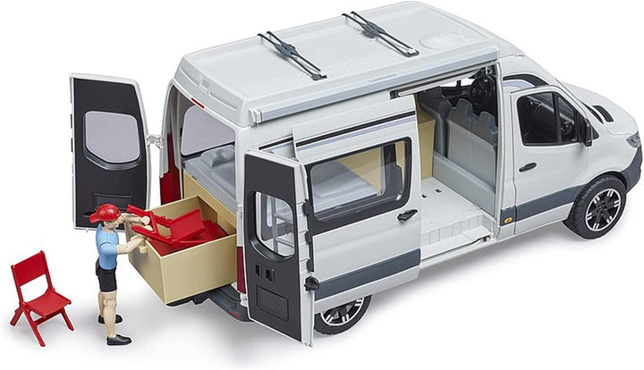 bruder 02672 - Mercedes-Benz Sprinter Camper mit Fahrer, Camping-Set, Geschirr - Wohnmobil Reisemobi