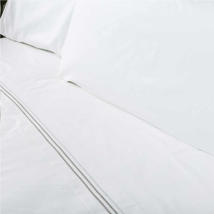 COTTON ARTean Bettwäsche-Set, bestickt, 100 % Baumwolle, Fadenzahl 200, Modell Gold, Weiss, Bett 135