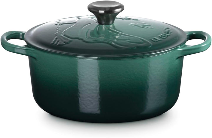 Le Creuset Wicked Collection Elphaba Rundkasserolle aus Gusseisen mit Prägung