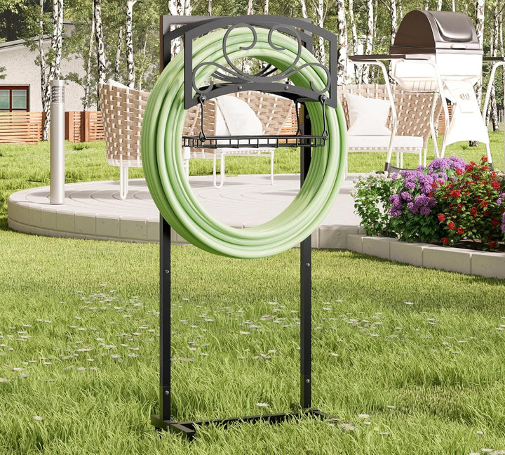 Kingson freistehender Gartenschlauchhalter mit Aufbewahrungskorb, strapazierfähiger, schwarzer pulve