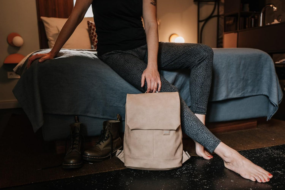 Zwei Damen City-Rucksack Mademoiselle.M MR13 Tagesrucksack 7 Liter, gepolstertes Laptopfach, Magnet-