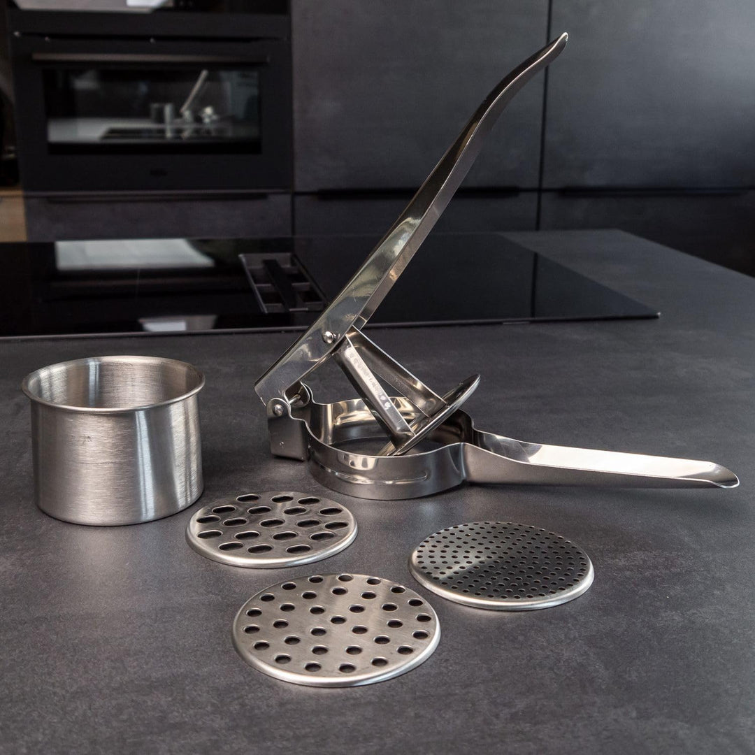 Intirilife Kartoffelpresse Spätzlepresse aus Edelstahl in Silber - 26.6 x 9.3 x 6.8 cm - Kartoffel S