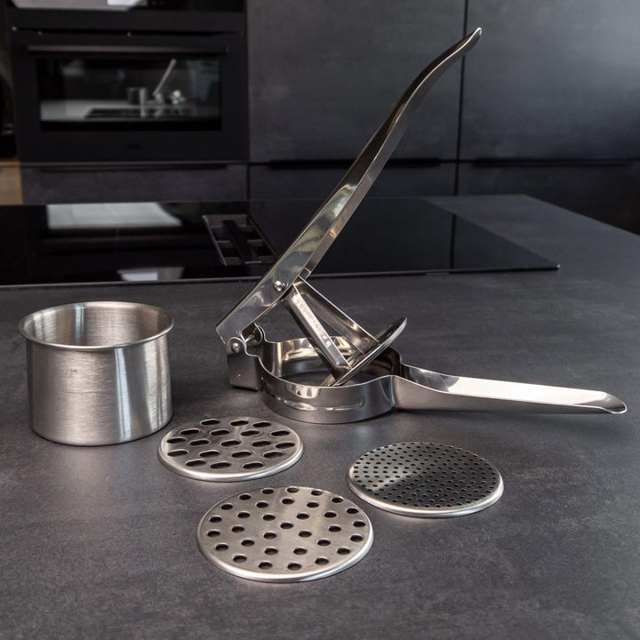 Intirilife Kartoffelpresse Spätzlepresse aus Edelstahl in Silber - 26.6 x 9.3 x 6.8 cm - Kartoffel S