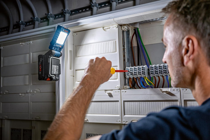 Bosch Professional 18V System Akku-Leuchte GLI 18V-800 (mit 800 Lumen, 20 LEDs, Leuchtenkopf um 360°
