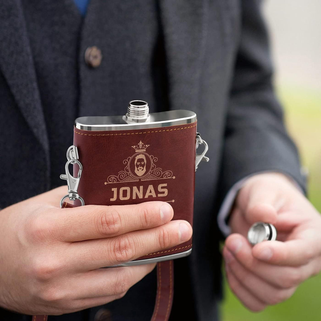 Maverton Flachmann mit Gravur - personalisiert - 250 ml - 3x10 ml Becher - aus Edelstahl - Ledertasc