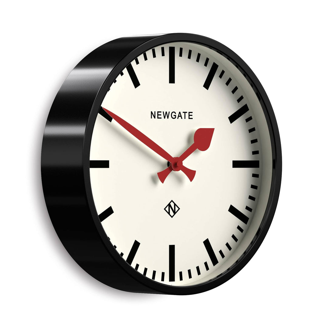NEWGATE® The Luggage Wanduhr aus Metall Wanduhren - Designer Bahnhofsuhr - Perfekt als Küchenuhr - B