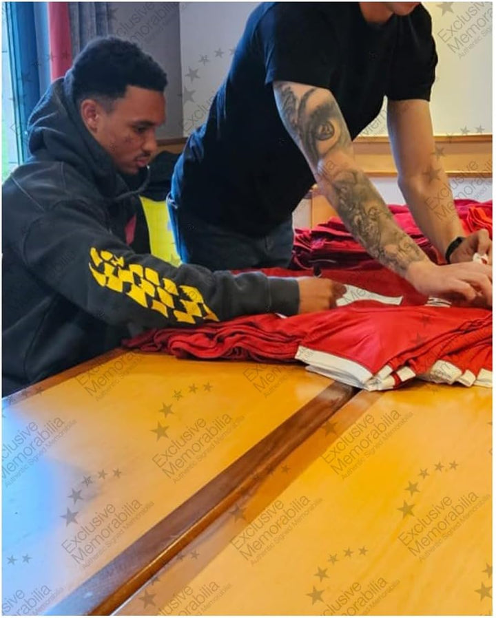 Von Trent Alexander-Arnold signiertes Liverpool-Trikot 2023-24