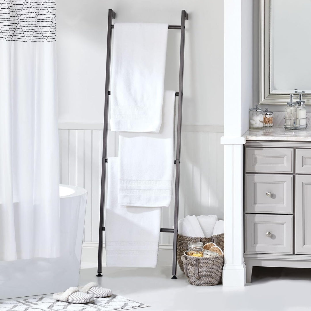 mDesign freistehende Handtuchleiter für das Badezimmer – Handtuchständer mit 4 Ebenen aus Metall – H