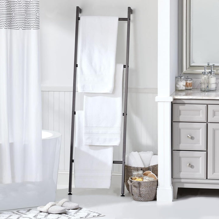 mDesign freistehende Handtuchleiter für das Badezimmer – Handtuchständer mit 4 Ebenen aus Metall – H
