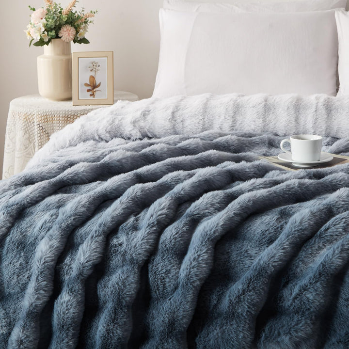 Kuscheldecke Farbverlauf Blau Graublau Weiss 220×240cm Flauschig Warm Weich Dick Sofadecke Couchdeck