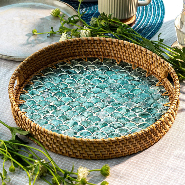 JUNGLE CULTURE Rattan Serviertablett rund 30 cm mit Perlmutt – Cascade • Coastal Boho • Handgefertig
