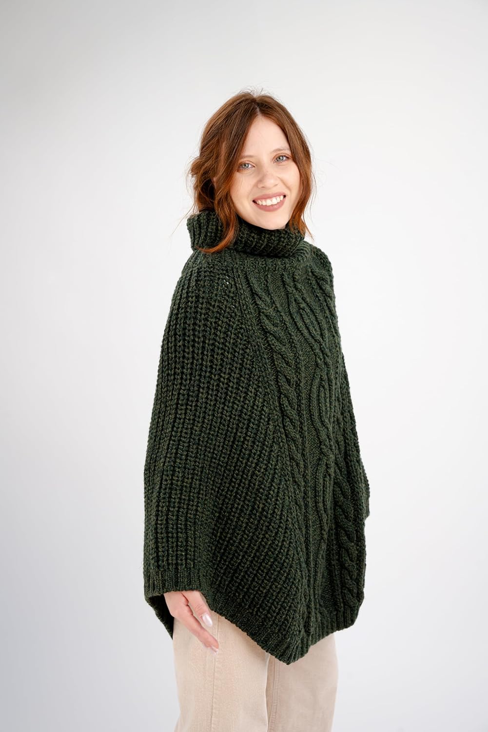 SAOL Damen Strickjacke aus 100% Merinowolle Zopfmuster Irische Aran Poncho Einheitsgrösse Armeegrün,