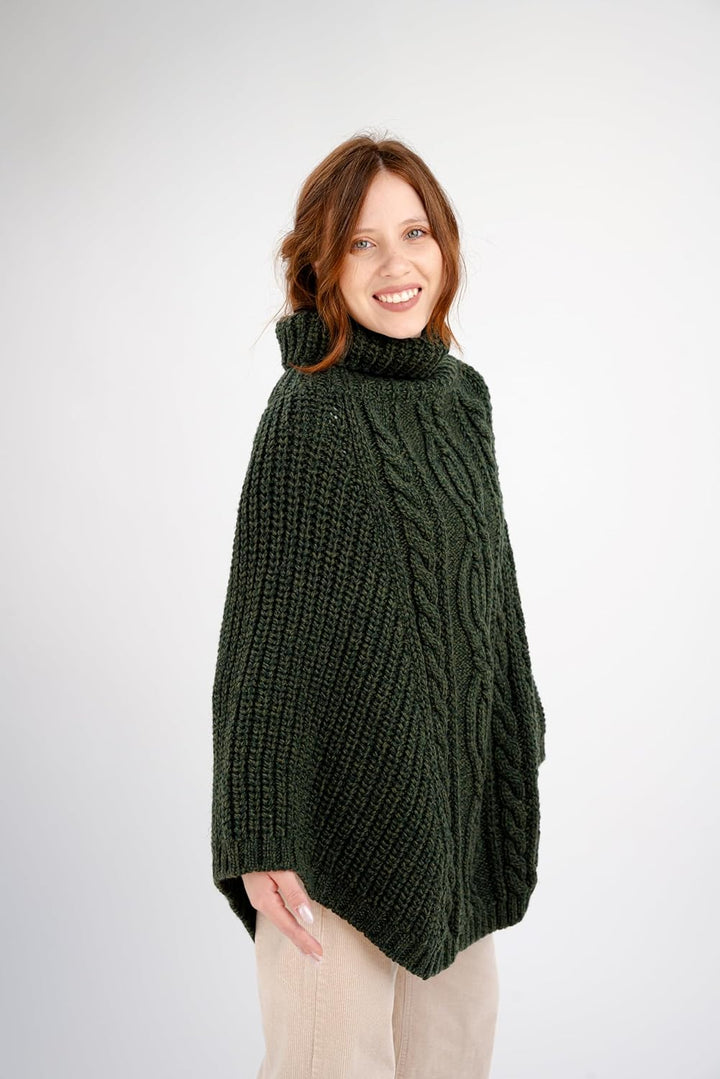 SAOL Damen Strickjacke aus 100% Merinowolle Zopfmuster Irische Aran Poncho Einheitsgrösse Armeegrün,