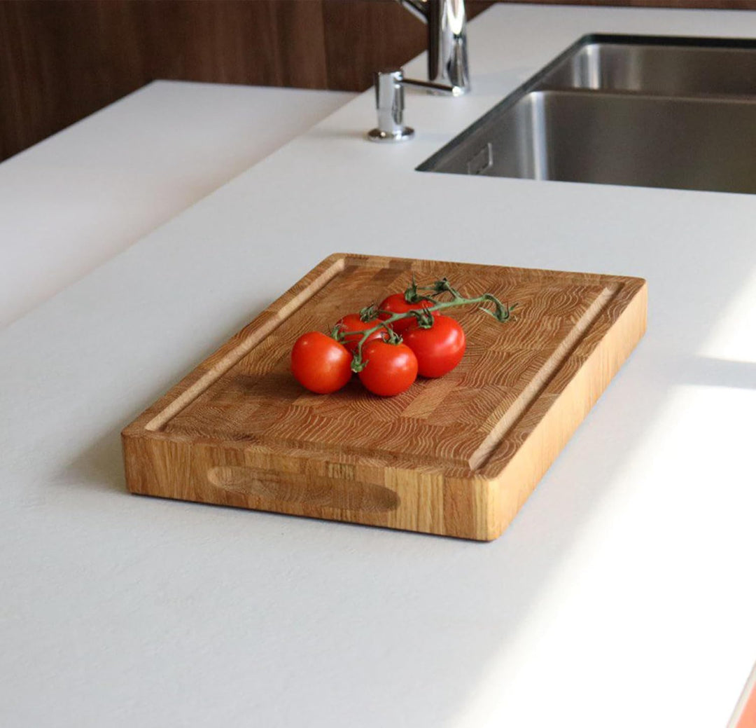 B4K® 35х25х4cm Küchenbrett aus Eiche Stirnholz | Antibakterielles Hirnholzbrett mit Griffen, Silikon