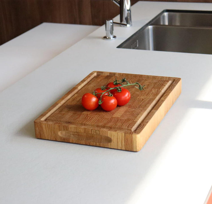 B4K® 35х25х4cm Küchenbrett aus Eiche Stirnholz | Antibakterielles Hirnholzbrett mit Griffen, Silikon