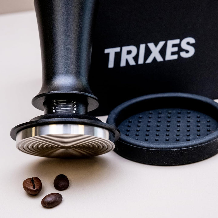 TRIXES Gefederter Kaffeestampfer mit Matte – verstellbarer Espresso-Tamper – Mattschwarz – Kaffeebrü