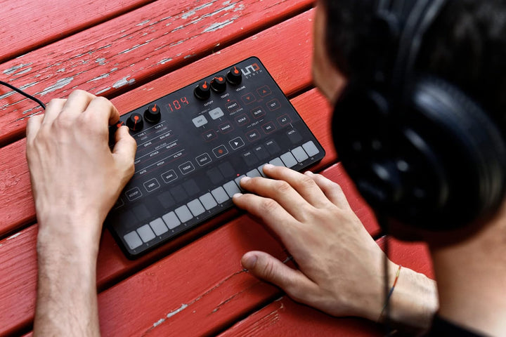 IK Multimedia IP-UNO-SYNTH-IN Echte Analog-Synthesizer