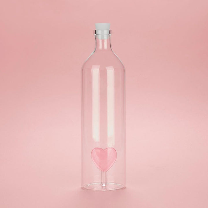 balvi Flasche Love 1,2L Wasserflasche Innen ist eine Figur befestigt Silikonzapfen Borosilikatglas 3
