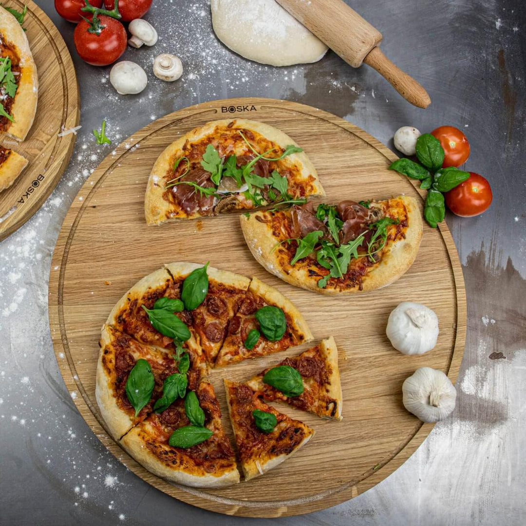 Pizzabrett Friends XXL/Pizza Teller/Eichenholz / ⌀47cm / Pizza Blech Rund mit Praktischer Auffangrin