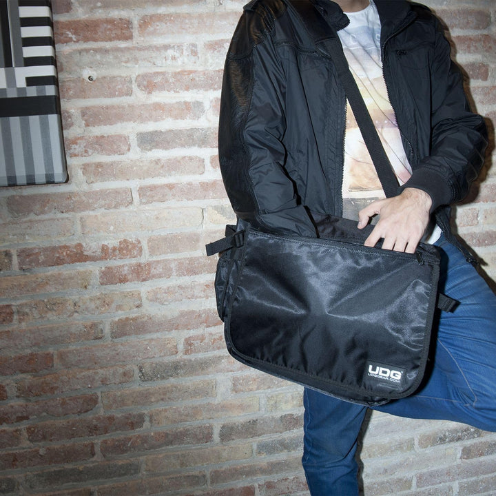UDG Ultimate CourierBag Schwarz, innen Orange (U9450BL/OR)