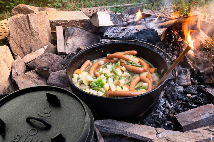 SOUK ONE Dutch Oven Set [9 L]- Eingebrannter Gusstopf mit Füssen Feuertopf aus Gusseisen mit praktis