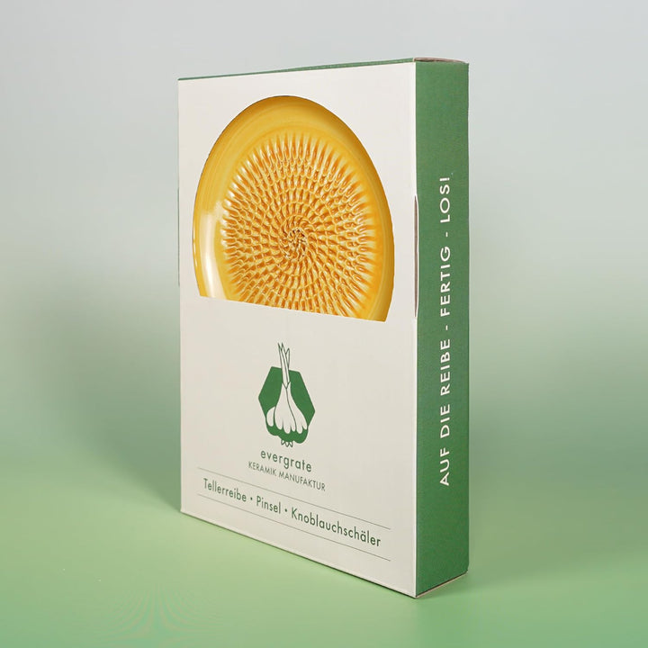 Evergrate® Keramikreibe Sonnengelb mit Geschenkbox – mit Reibe, Knoblauchschäler, Rezeptheft & Pinse