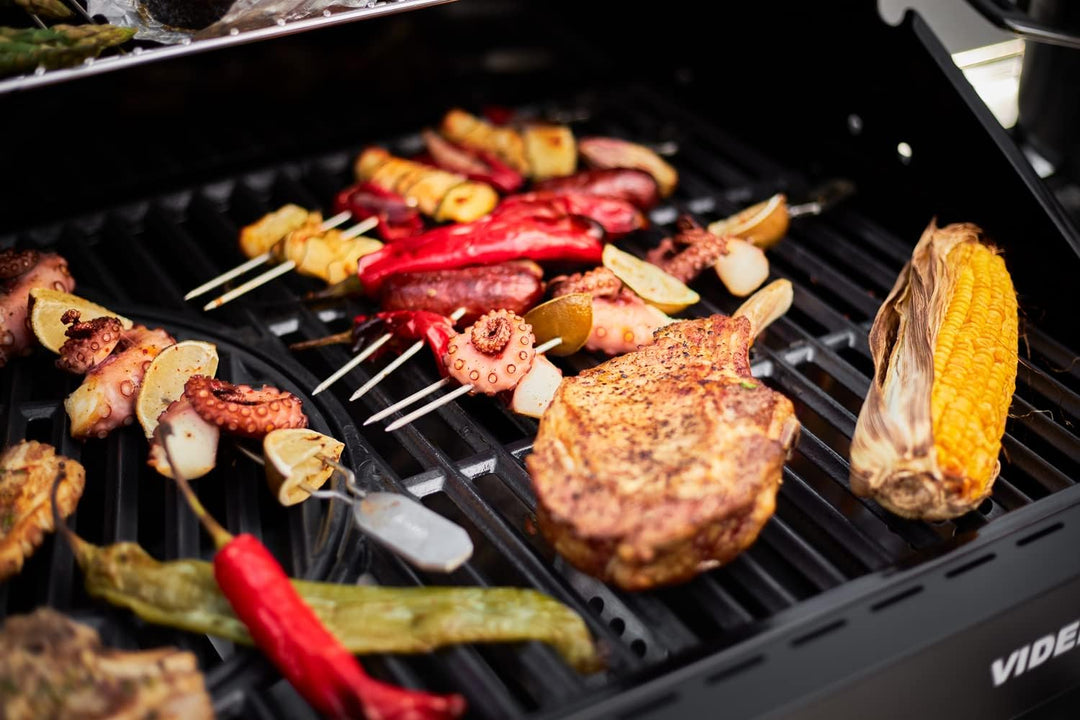 RÖSLE Halter mit Grillspiessen, Aufsatz zur Zubereitung von Schaschlik und Gemüse auf Gas- und Kohle