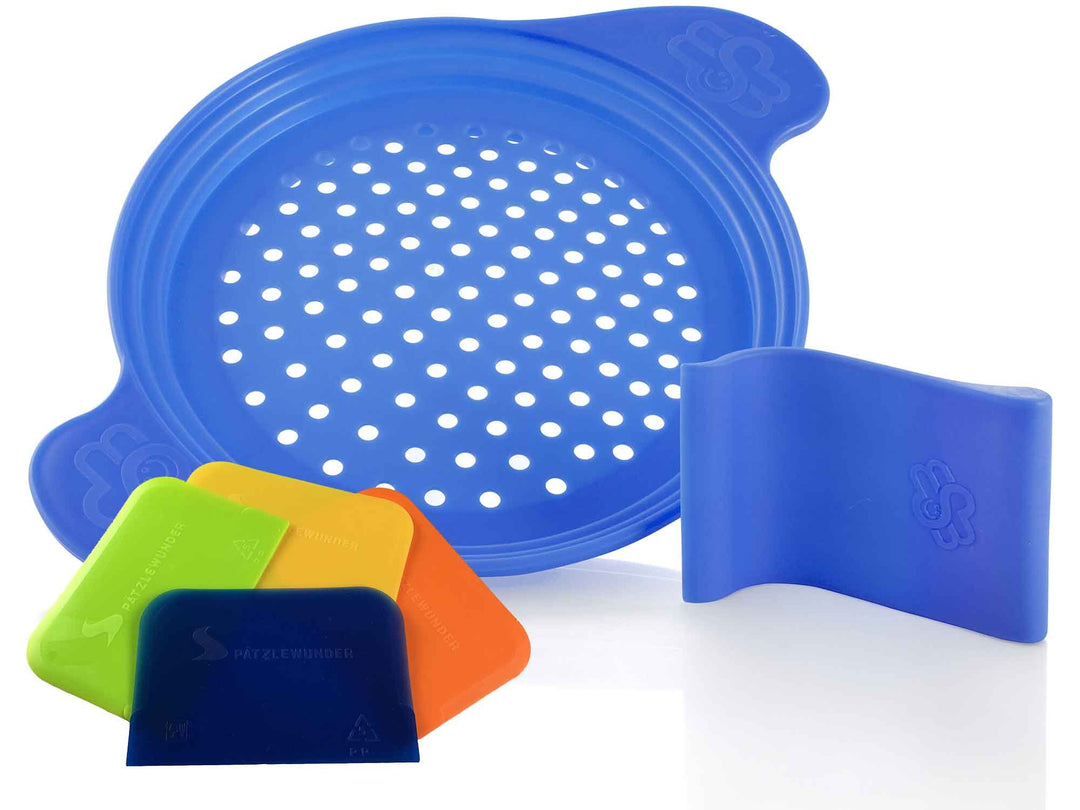 Spätzlereibe mit Spezialschaber für lange und kurze Spätzle und 4 Teigkarten, blau