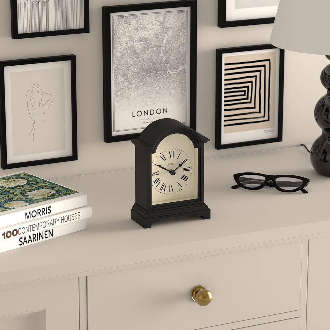 JONES CLOCKS® Kaminuhr 'Bistro' – klassisches Bogendesign in Schwarz, zeitgenössischer klassischer S