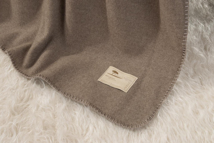Wohnen &amp; Accessoires GmbH &amp; Co. KG Kaschmirdecke, Wolldecke aus 100% Kaschmir Amalfi grau-braun 150x