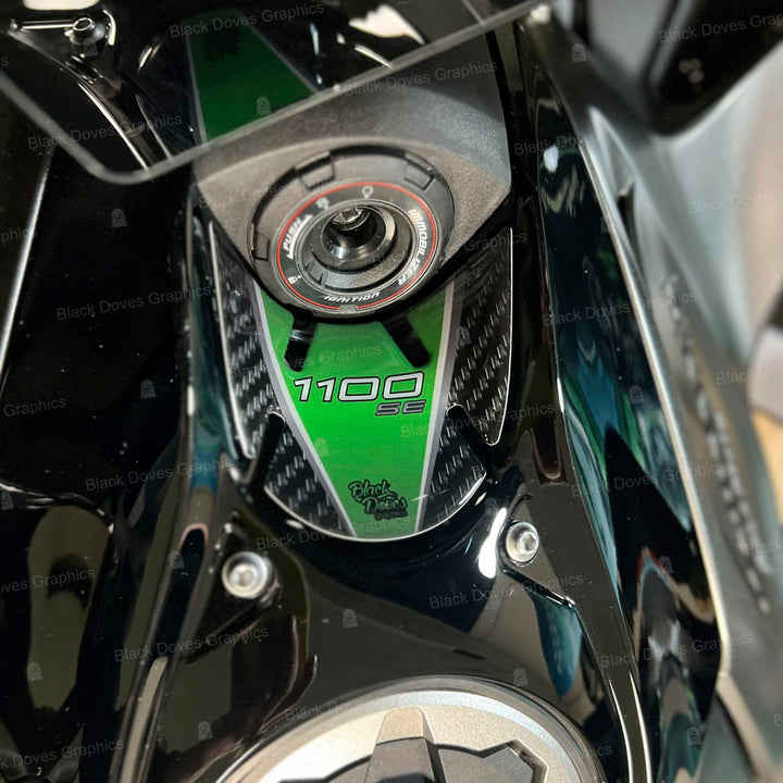 Black Doves Graphics – 3D Kunstharz-Aufkleber, kompatibel mit Kawasaki Z1100 SE 2026 (GY1) | Hergest