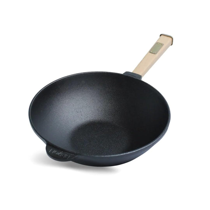 4BIG.fun Wok Bratpfanne 26 cm 2,8 L aus Gusseisen mit Holzgriff Outdoor Stielpfanne Camping Grillpfa