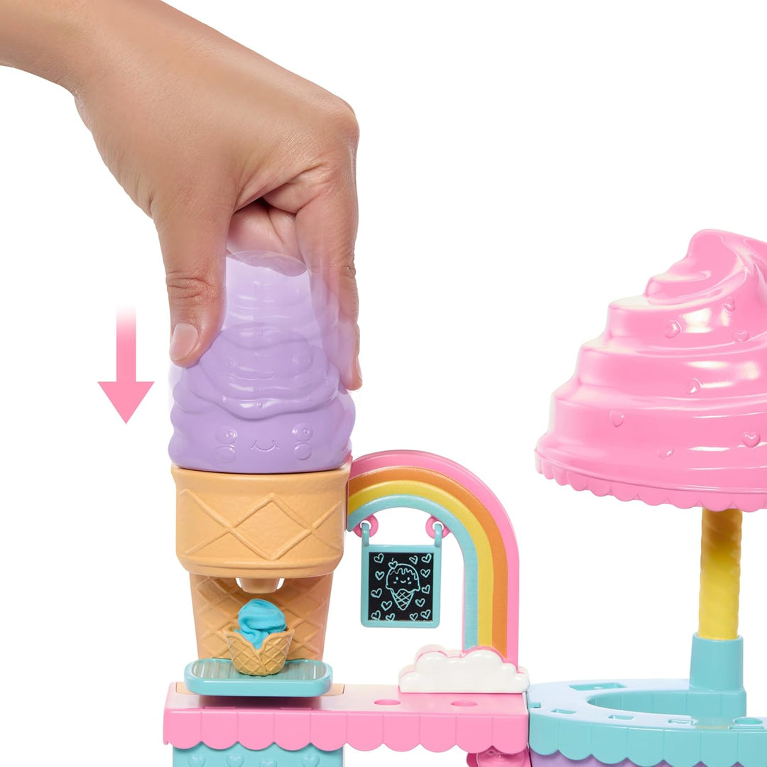 Barbie Chelsea Eisstand-Spielset mit Chelsea-Puppe, „Eismasse“ in 2 Farben und Zubehör, JMJ42