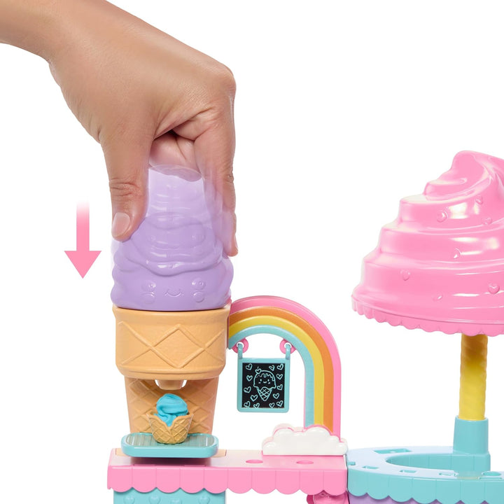 Barbie Chelsea Eisstand-Spielset mit Chelsea-Puppe, „Eismasse“ in 2 Farben und Zubehör, JMJ42