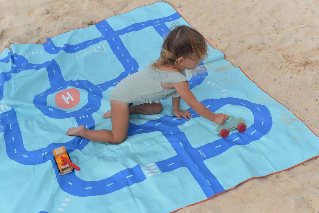 Quut – Strand-/Poolhandtuch für Kinder mit Spiel – Ultraschnell trocknende Mikrofaser, sandfrei – ko