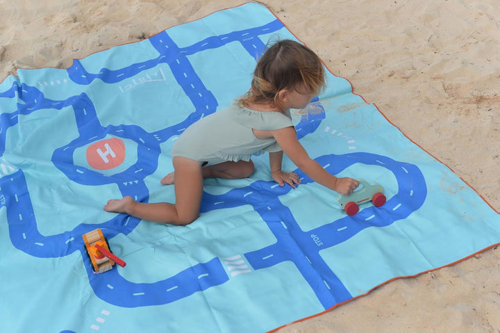 Quut – Strand-/Poolhandtuch für Kinder mit Spiel – Ultraschnell trocknende Mikrofaser, sandfrei – ko