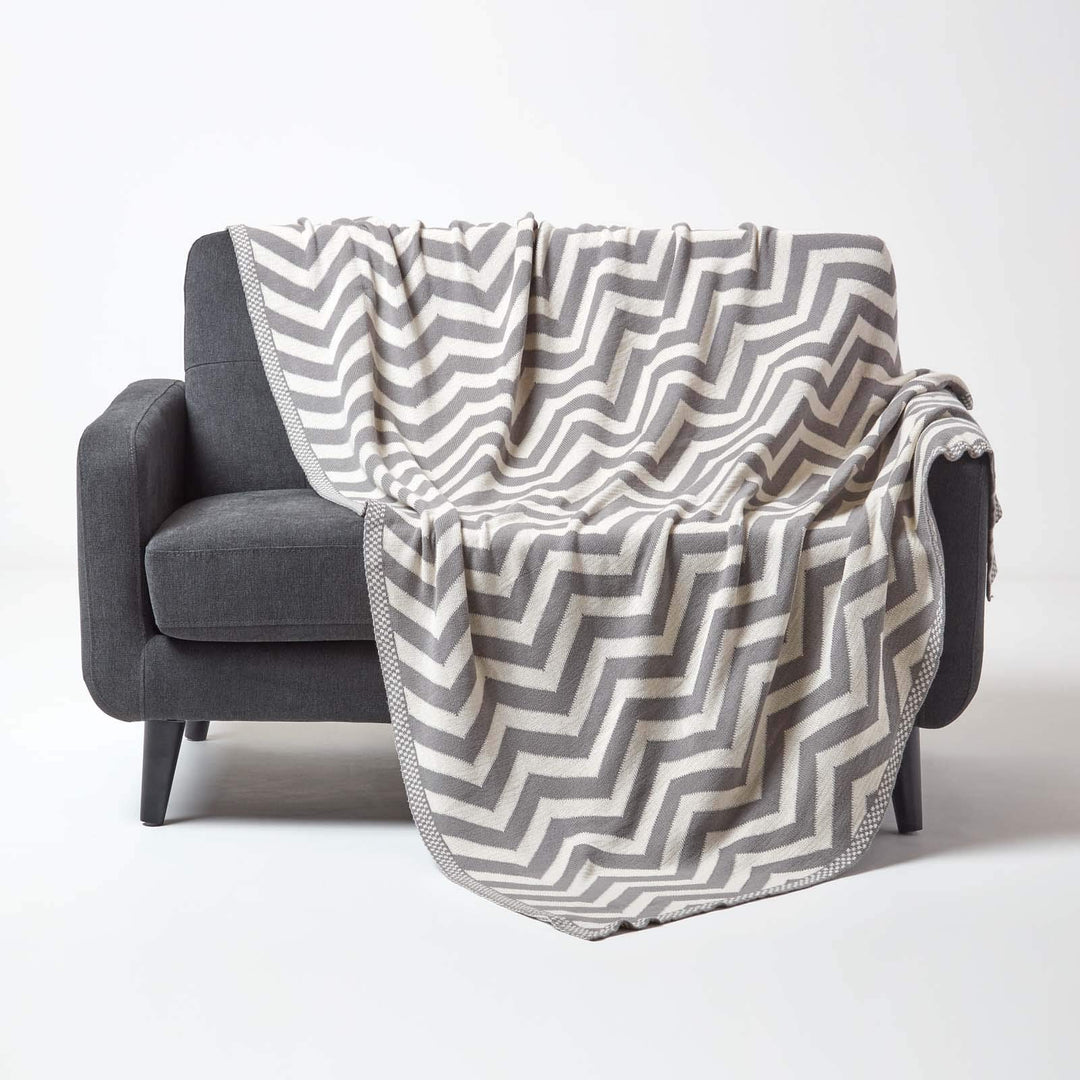 Homescapes gestrickte Tagesdecke mit Zick-Zack-Muster, weiche Wohndecke in Grau und Naturweiss, 100%
