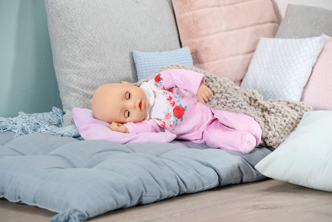 Baby Annabell Strampler, rosa Anzug mit Rosen-Details für 43 cm Puppen mit Kleiderbügel, 706817 Zapf