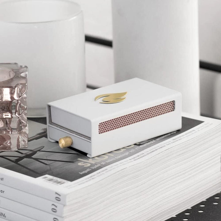 Nordic Flame Design Streichholzschachtel aus pulverbeschichtetem Stahl mit 50 Langen Streichhölzern